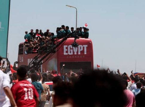 Υποδοχή ηρώων για την Εθνική Αιγύπτου από χιλιάδες κόσμου: «Μας κάνατε περήφανους» (vids)