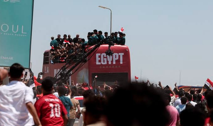 Υποδοχή ηρώων για την Εθνική Αιγύπτου από χιλιάδες κόσμου: «Μας κάνατε περήφανους» (vids)