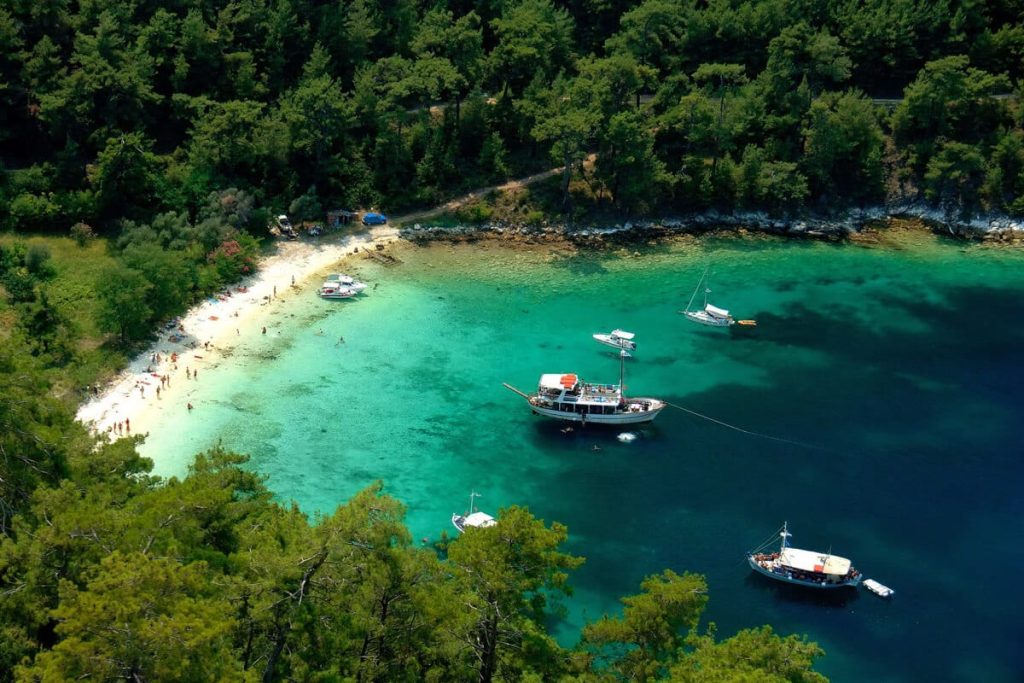 Το νησί-έκπληξη που σαρώνει φέτος, επειδή «νικά» την ακρίβεια (pics)