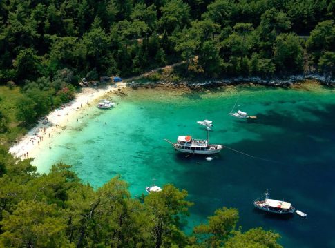 Το νησί-έκπληξη που σαρώνει φέτος, επειδή «νικά» την ακρίβεια (pics)