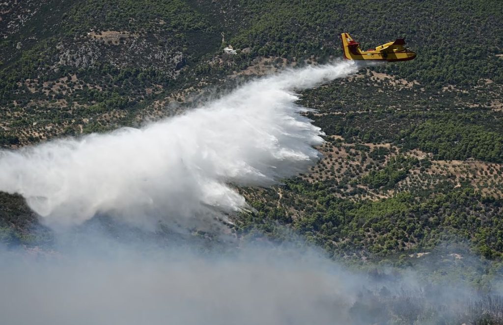 Φωτιά στην περιφερειακή οδό στο Αιγάλεω – Ήχησε το 112