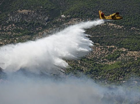 Φωτιά στην περιφερειακή οδό στο Αιγάλεω – Ήχησε το 112