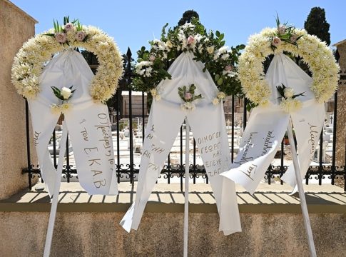 Σύρος: Τελευταίο «αντίο» στη διασώστρια – Νέα αυτοψία ζήτησε η ανακρίτρια, σε εξέλιξη η απολογία του ζευγαριού