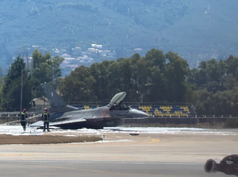 Ζάκυνθος: Η στιγμή που το F-16 κάνει αναγκαστική προσγείωση
