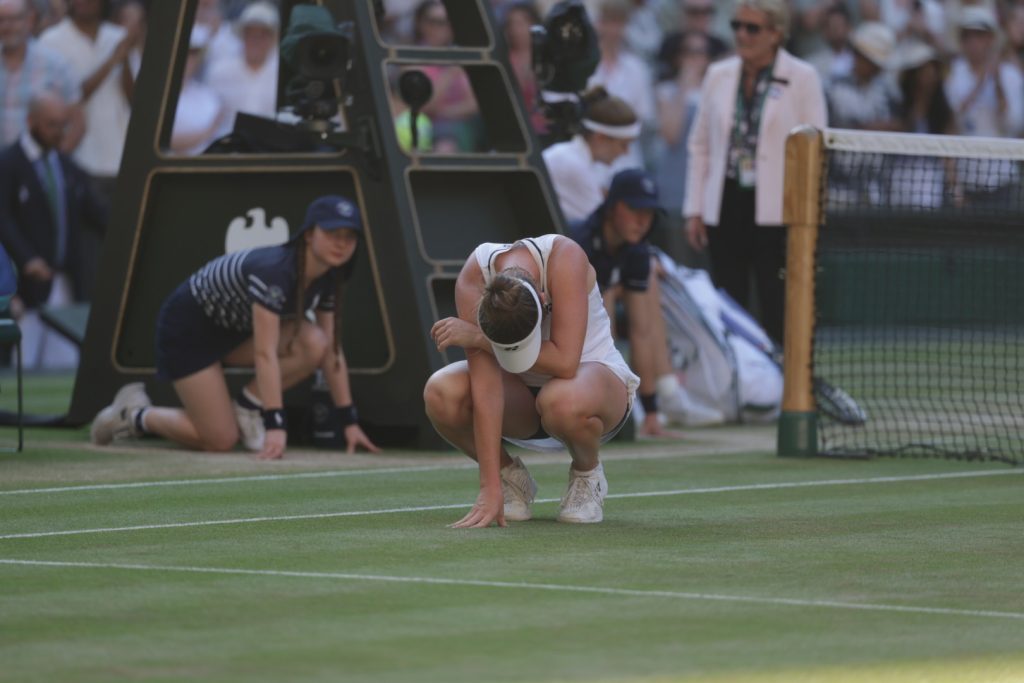 Η Νόσκοβα κατέκτησε το Wimbledon κι έγραψε ιστορία (pic & vid)