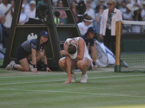 Η Νόσκοβα κατέκτησε το Wimbledon κι έγραψε ιστορία (pic & vid)