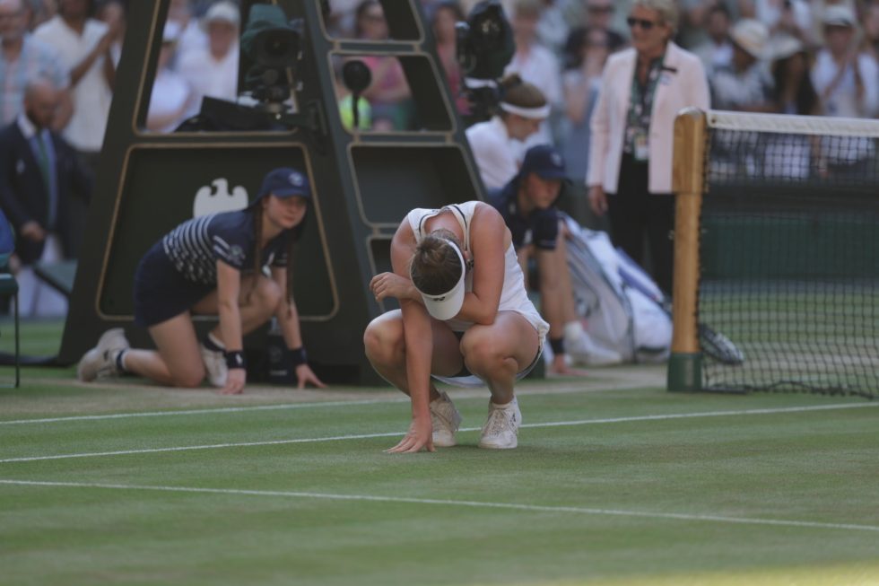 Η Νόσκοβα κατέκτησε το Wimbledon κι έγραψε ιστορία (pic & vid)
