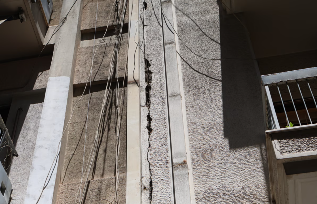 Κυψέλη: Οι ρωγμές του τρόμου, η άρνηση των κατοίκων για μερεμέτια και οι απαιτήσεις για ασφάλεια
