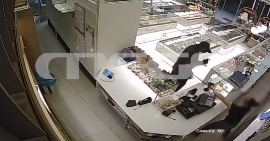Νίκαια: Σοκαριστικό βίντεο από ληστεία σε ζαχαροπλαστείο – Υπάλληλος κυνήγησε τον δράστη με σφουγγαρίστρα