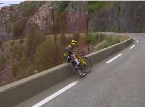Παραλίγο τραγωδία στο Tour de France: Αθλητής πήγε να φύγει από γκρεμό και τον κράτησε το δίχτυ! (vids)