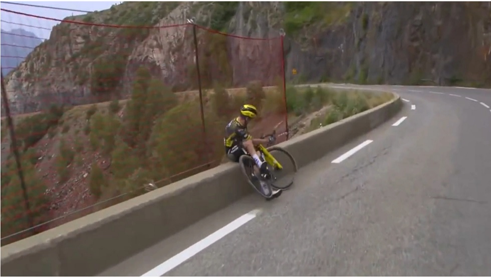 Παραλίγο τραγωδία στο Tour de France: Αθλητής πήγε να φύγει από γκρεμό και τον κράτησε το δίχτυ! (vids)