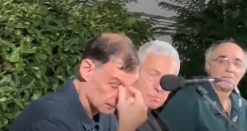 Συγκινητική στιγμή: Ο Μπαρτζώκας λύγισε στην ομιλία του για την «Απόδραση από τα Βούρλα» (vid)