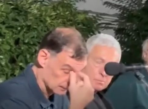 Συγκινητική στιγμή: Ο Μπαρτζώκας λύγισε στην ομιλία του για την «Απόδραση από τα Βούρλα» (vid)