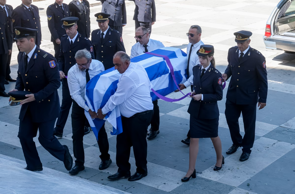 Αγρίνιο: Θρήνος στην κηδεία του 27χρονου πυροσβέστη που έχασε τη ζωή του στο Γύθειο