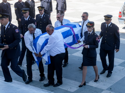 Αγρίνιο: Θρήνος στην κηδεία του 27χρονου πυροσβέστη που έχασε τη ζωή του στο Γύθειο