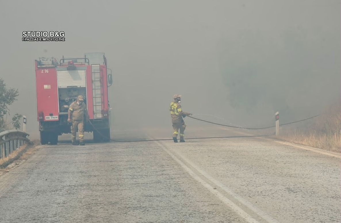 Φωτιά στην Αργολίδα: Κρίσιμες ώρες στο Φίχτι – Εκκενώθηκε το χωριό, στο νοσοκομείο δύο ηλικιωμένοι