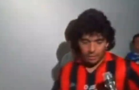 Όταν ο Μαραντόνα φόρεσε… τη φανέλα του Μπαρέζι (vid)