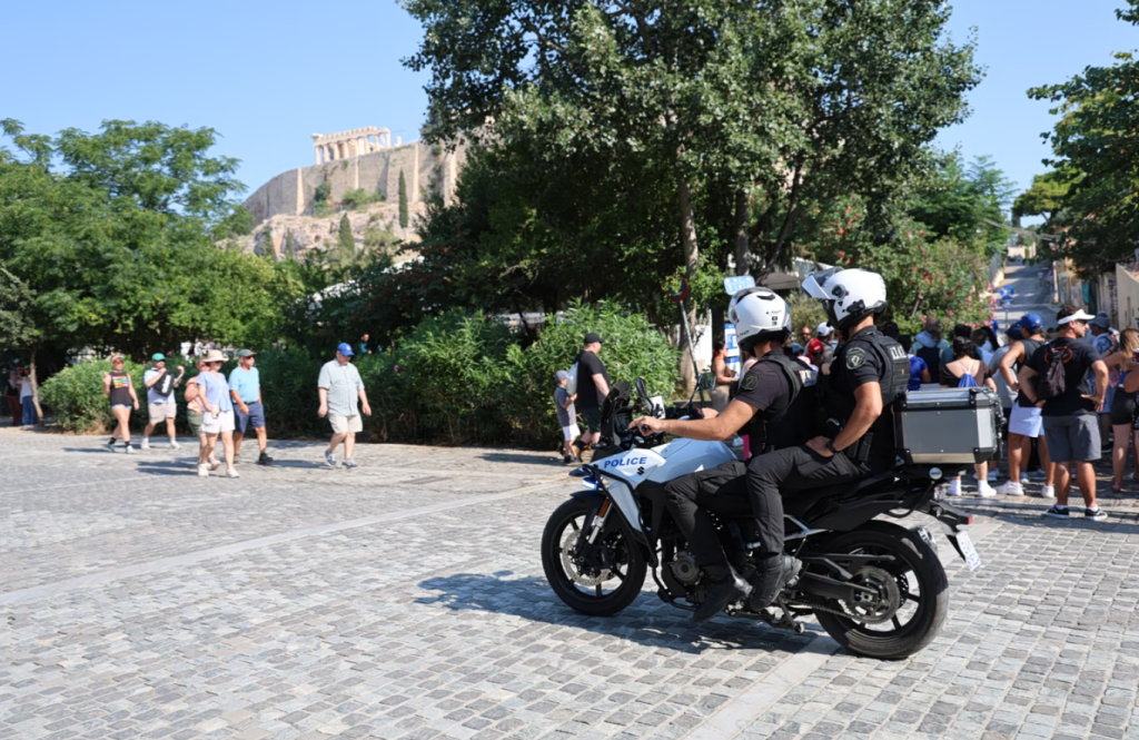 Ακρόπολη: Δίωξη για απόπειρα ανθρωποκτονίας στον 60χρονο που μαχαίρωσε τουρίστες