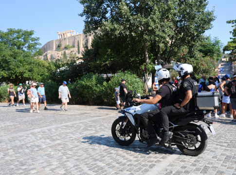 Ακρόπολη: Δίωξη για απόπειρα ανθρωποκτονίας στον 60χρονο που μαχαίρωσε τουρίστες