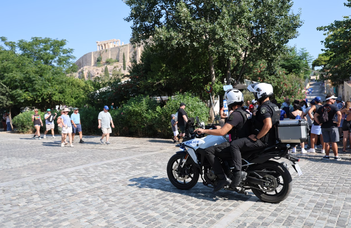 Ακρόπολη: Δίωξη για απόπειρα ανθρωποκτονίας στον 60χρονο που μαχαίρωσε τουρίστες