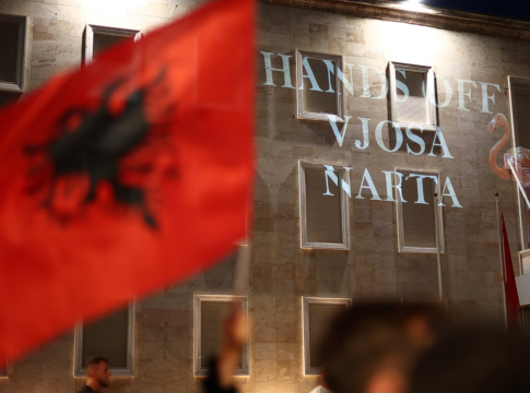 Αλβανία: Για ξέπλυμα χρήματος και εμπόριο ναρκωτικών ερευνάται ο επιχειρηματίας που πούλησε τη γη για το θέρετρο του Κούσνερ