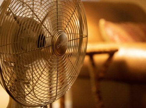 Προσοχή: Γιατί απαγορεύεται να κοιμάσαι με την ανεμιστήρα πάνω σου;