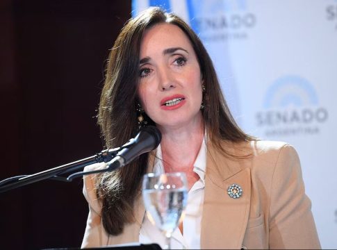 Η αντιπρόεδρος της Αργεντινής ανέβασε τους… τόνους πριν τον ημιτελικό του Μουντιάλ: «Να βάλουμε φρένο στους εισβολείς» (pic)
