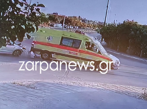 Η στιγμή που τουμπάρει το ασθενοφόρο μετά τη σύγκρουση με ΙΧ στα Χανιά – Σοκαριστικό βίντεο