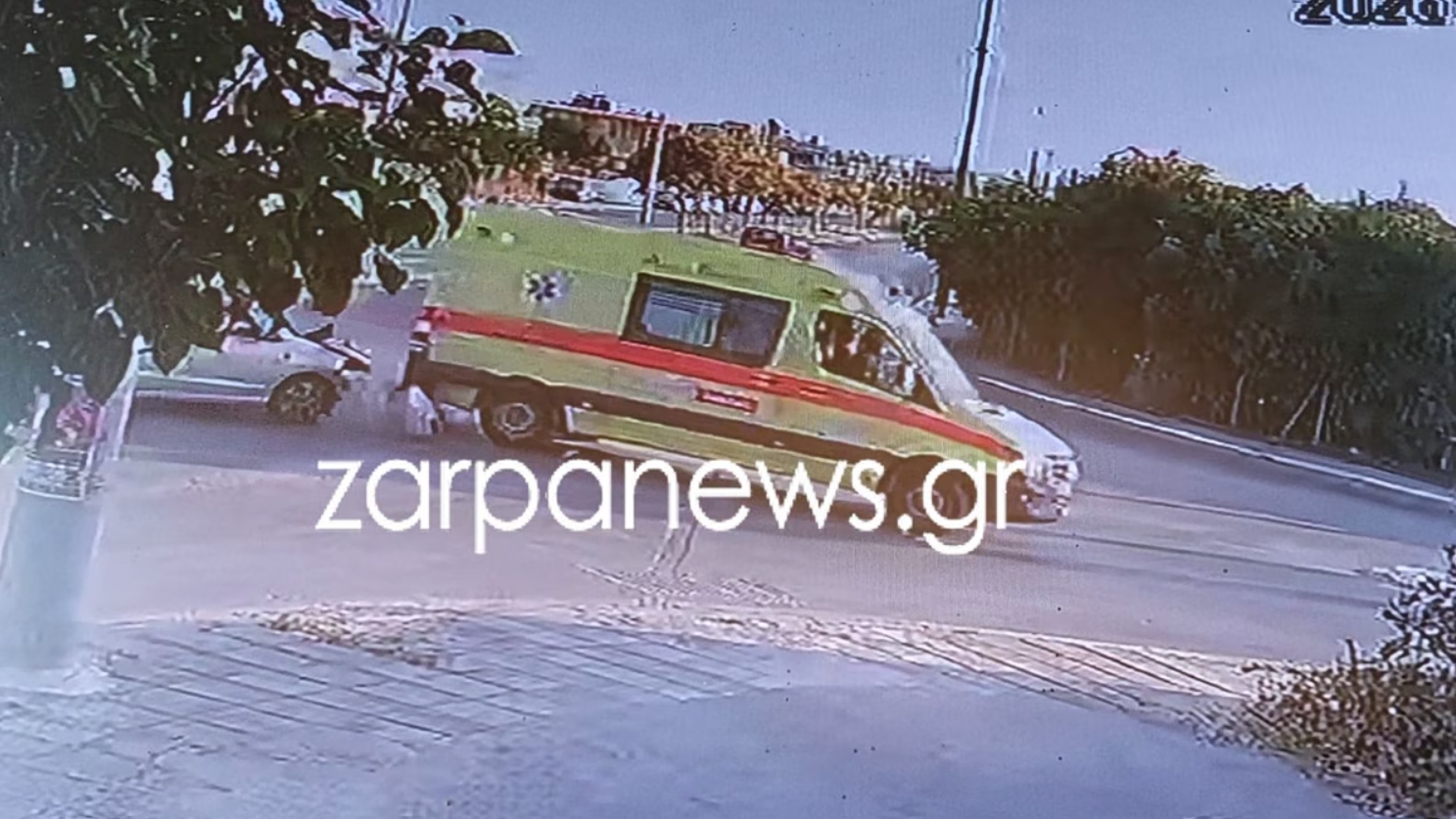 Η στιγμή που τουμπάρει το ασθενοφόρο μετά τη σύγκρουση με ΙΧ στα Χανιά – Σοκαριστικό βίντεο