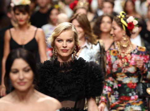 Εύα Χερτζίκοβα – Το top model των 90s παντρεύτηκε τον αγαπημένο της μετά από 25 χρόνια σχέσης και 3 παιδιά