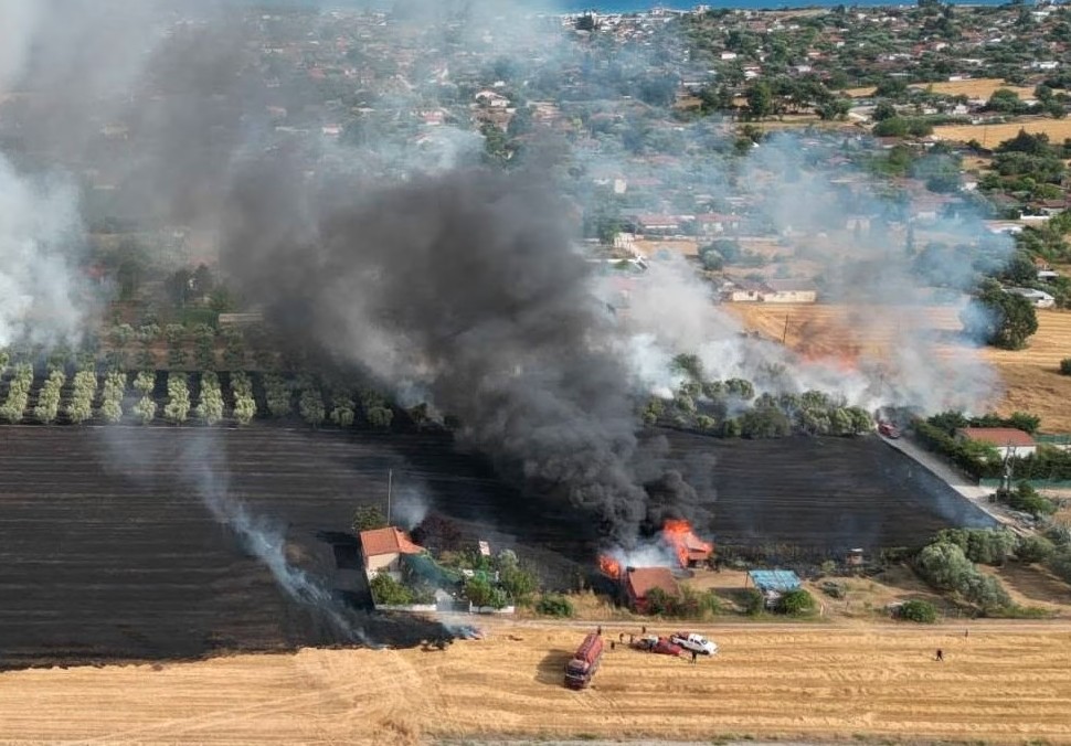 Φωτιά στη Νέα Καλλικράτεια Χαλκιδικής – Δίπλα σε σπίτια οι φλόγες – Μήνυμα από το 112 για εκκένωση δύο οικισμών (vids)