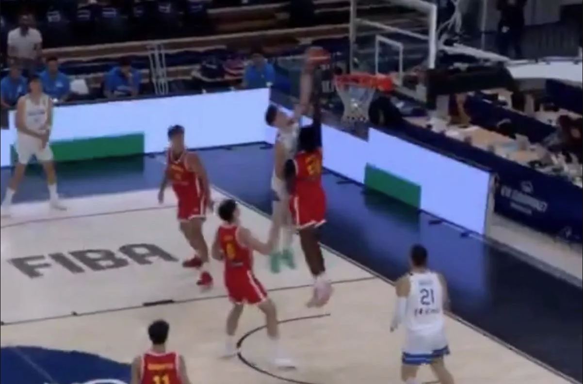 Ο Χατζηλάμπρου έκανε… poster τον Ισπανό σέντερ (vid)