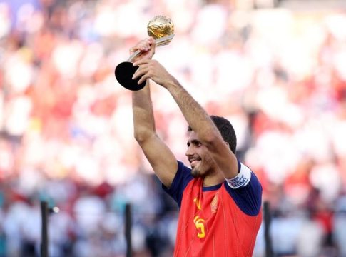 «Σάρωσε» τα βραβεία η Ισπανία: MVP ο Ρόδρι, καλύτερος τερματοφύλακας ο Σιμόν, κορυφαίος νέος ο Κουμπαρσί
