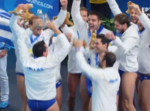 Ανατριχίλα! Ο Εθνικός ύμνος στο Σίδνεϊ για την ΧΡΥΣΗ Εθνική μας! (vid)