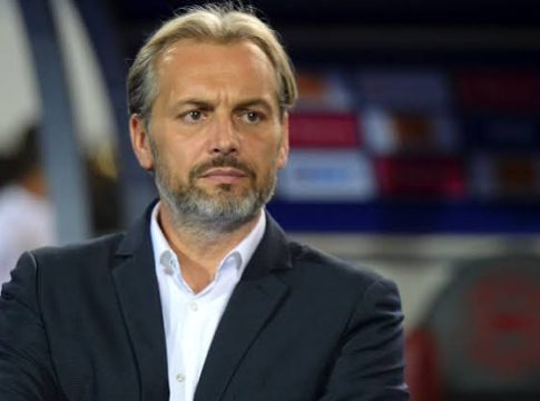 Άβολη στιγμή στο Μουντιάλ: Ο προπονητής του Κονγκό έμαθε για το θάνατο του πατέρα του στη συνέντευξη Τύπου (vid)
