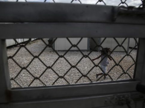 «Φυλακή ή Επιστροφή»: Παγωμένες οι διαδικασίες ασύλου, οι νόμιμα αιτούντες υπό κράτηση