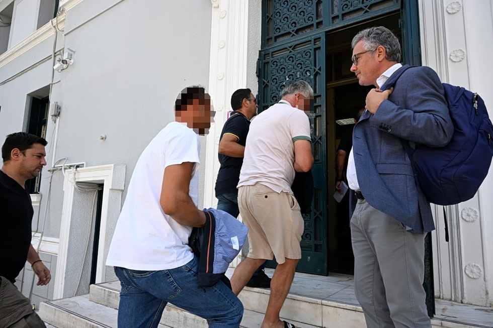 Κόρινθος: Νέο βίντεο ντοκουμέντο από το εσωτερικό του εργοστασίου – Πήραν προθεσμία οι συλληφθέντες