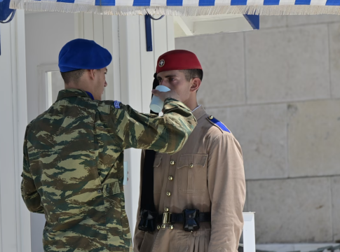 Καύσωνας: «Βράζει» το κέντρο της Αθήνας – «Λιώνουν» από τη ζέστη οι Εύζωνες