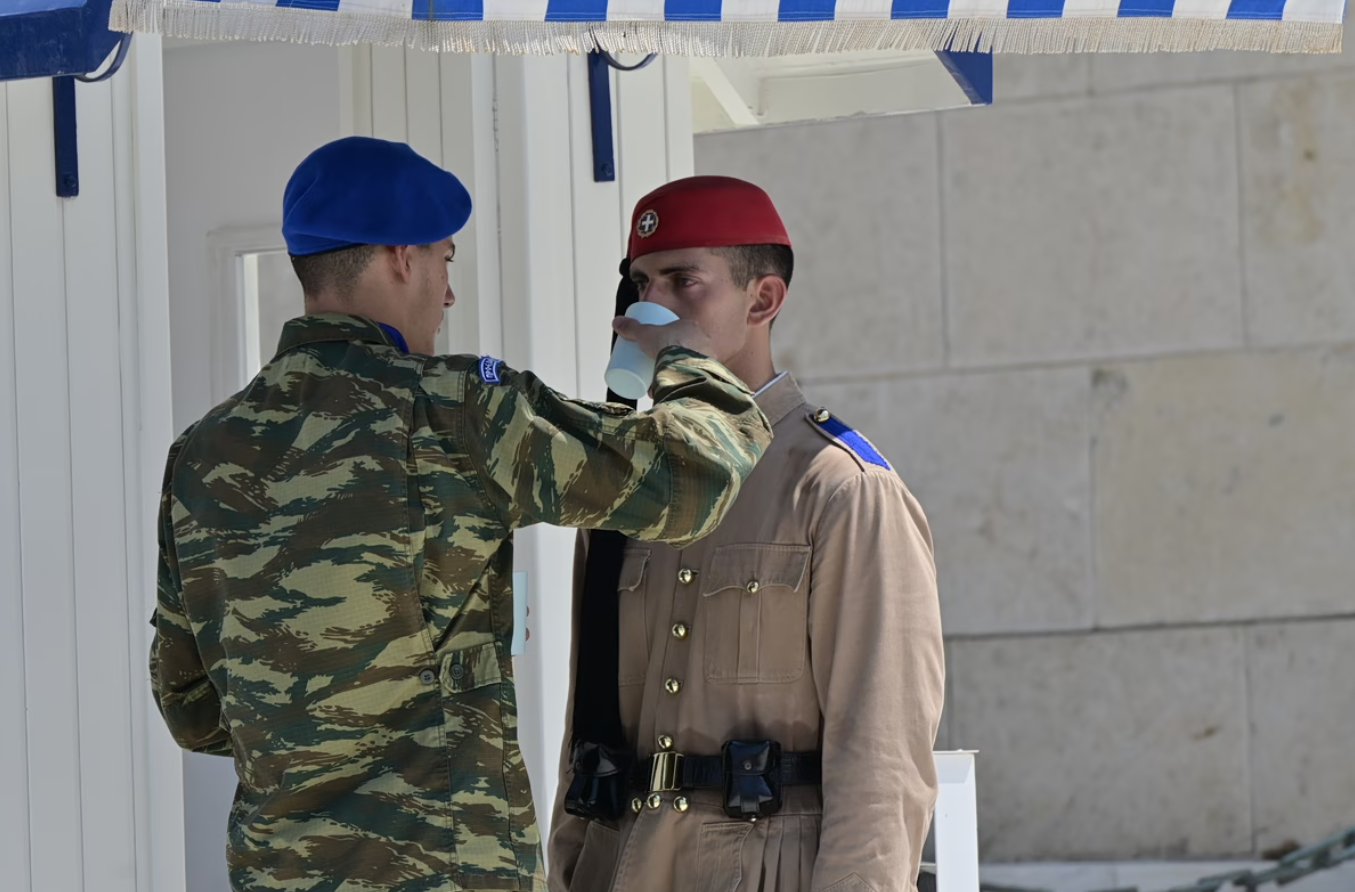 Καύσωνας: «Βράζει» το κέντρο της Αθήνας – «Λιώνουν» από τη ζέστη οι Εύζωνες