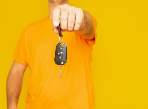Η απλή κίνηση που κάνουν πολλοί οδηγοί το βράδυ για να μην τους κλέψουν το αυτοκίνητο