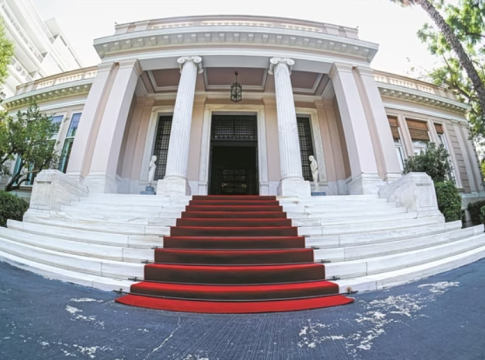 Κυβέρνηση: Πανηγυρίζει γιατί τέσσερις -και όχι 11- βουλευτές και πρώην υπουργοί αντιμετωπίζουν… «απλά πλημμελήματα» – Κανονικά υποψήφιοι στις εκλογές