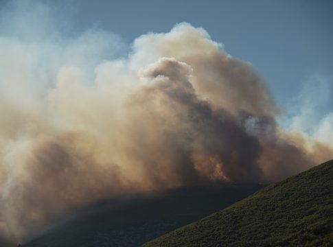 Συνεδρίαση του Συντονιστικού Πολιτικής Προστασίας για τις φωτιές – Ποιες περιοχές τίθενται σε Red Code