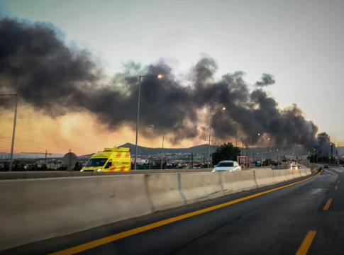 Φωτιά στο Ωραιόκαστρο: Έφτασε μέχρι την Αττική και την Κόρινθο το τοξικό νέφος