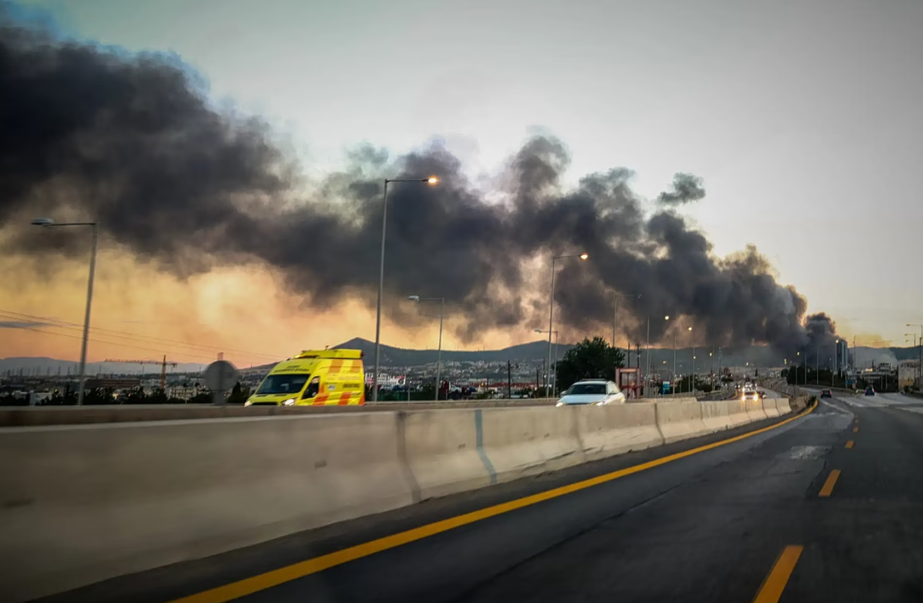 Φωτιά στο Ωραιόκαστρο: Έφτασε μέχρι την Αττική και την Κόρινθο το τοξικό νέφος