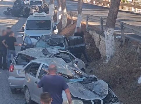Αυτοκίνητο σε τρελή πορεία πήρε σβάρνα σταθμευμένα ΙΧ στην Κρήτη