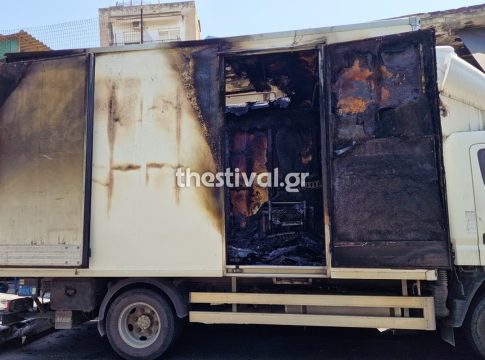 Θεσσαλονίκη: Φωτιά ξέσπασε σε φορτηγό που βρισκόταν εν κινήσει