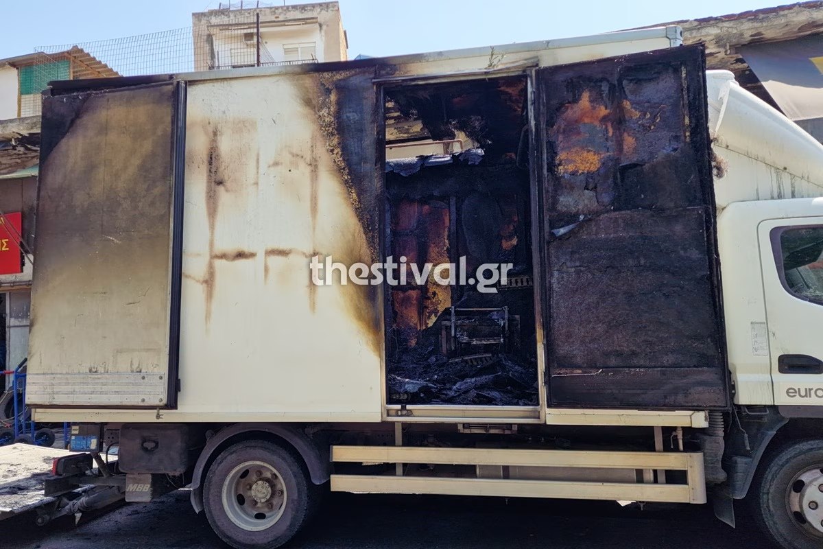 Θεσσαλονίκη: Φωτιά ξέσπασε σε φορτηγό που βρισκόταν εν κινήσει