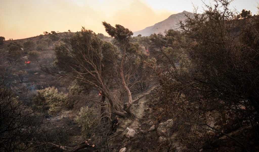 Ριπές ανέμου έως 125 χλμ/ώρα στο νότιο Ρέθυμνο – Ανεξέλεγκτο το πύρινο μέτωπο