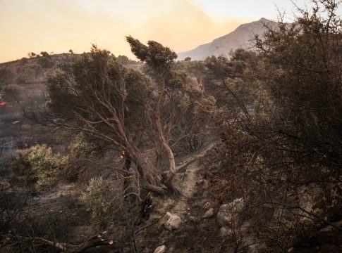 Ριπές ανέμου έως 125 χλμ/ώρα στο νότιο Ρέθυμνο – Ανεξέλεγκτο το πύρινο μέτωπο