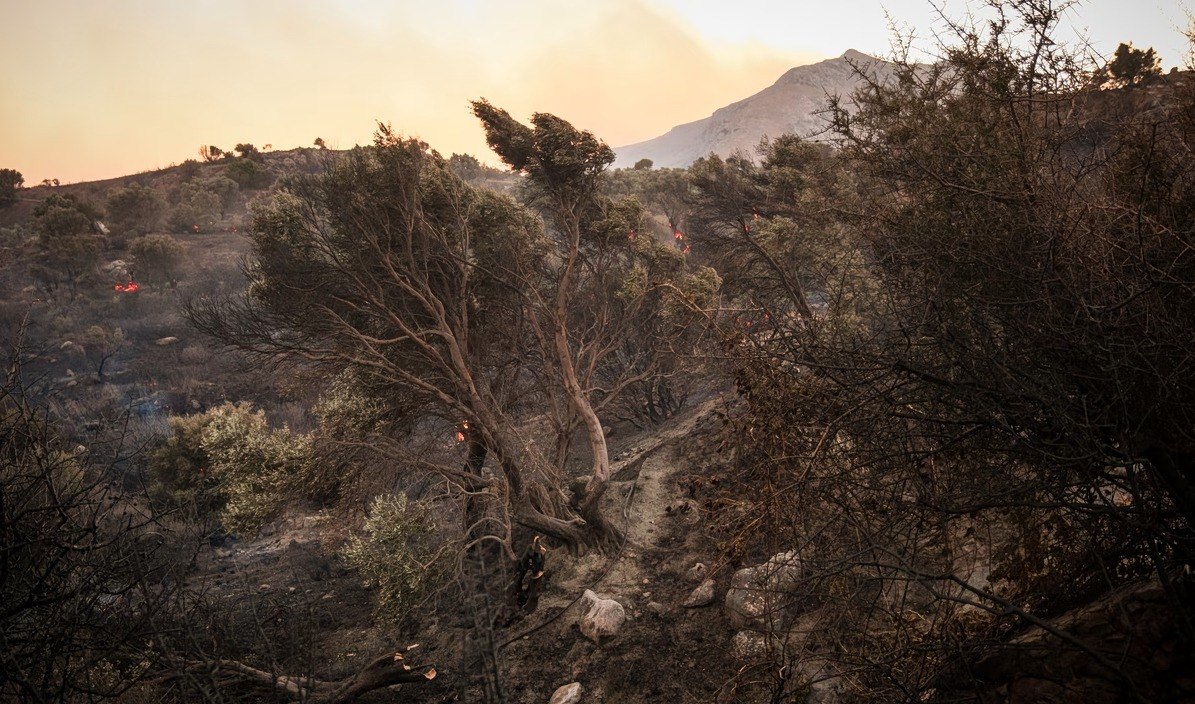 Ριπές ανέμου έως 125 χλμ/ώρα στο νότιο Ρέθυμνο – Ανεξέλεγκτο το πύρινο μέτωπο